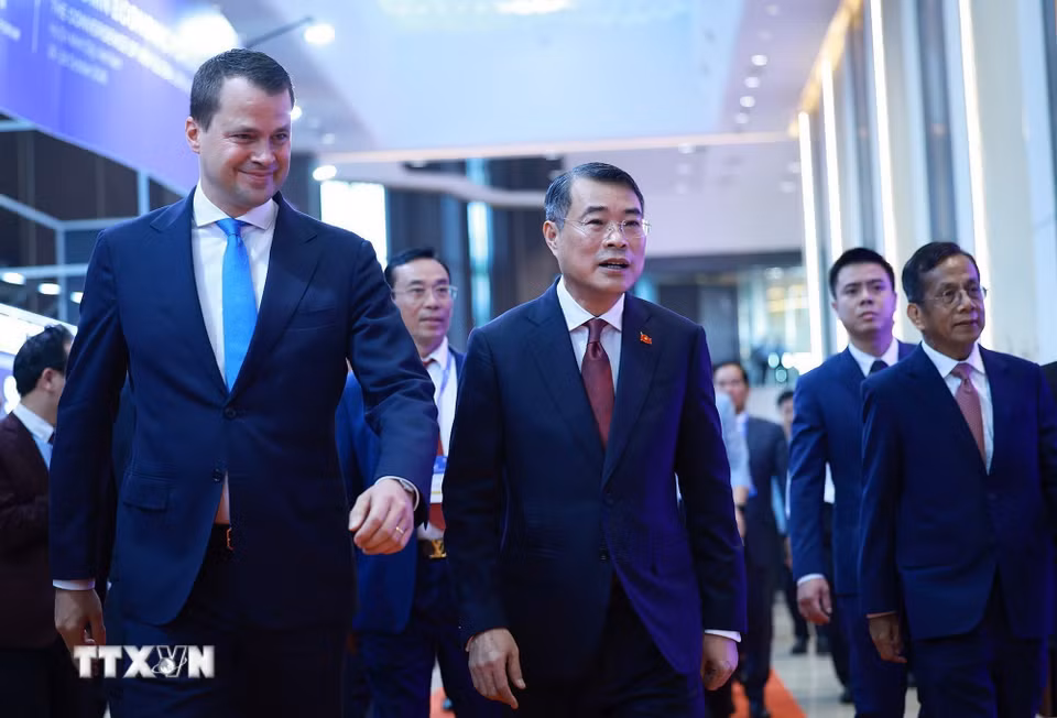 Thủ tướng Lê Minh Hưng và Giám đốc điều hành Diễn đàn Kinh tế Thế giới (WEF) Stephan Mergenthaler tham dự Diễn đàn Kinh tế Mùa Thu 2026 (AEF 2026). (Ảnh: Dương Giang/TTXVN)