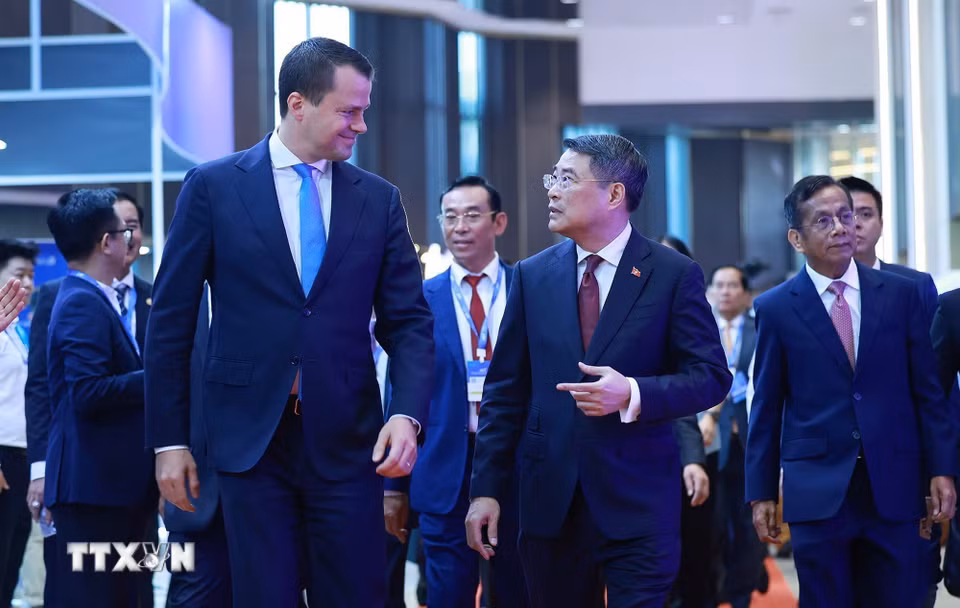 Thủ tướng Lê Minh Hưng và Giám đốc điều hành Diễn đàn Kinh tế Thế giới (WEF) Stephan Mergenthaler tham dự Diễn đàn Kinh tế Mùa Thu 2026 (AEF 2026). (Ảnh: Dương Giang/TTXVN)