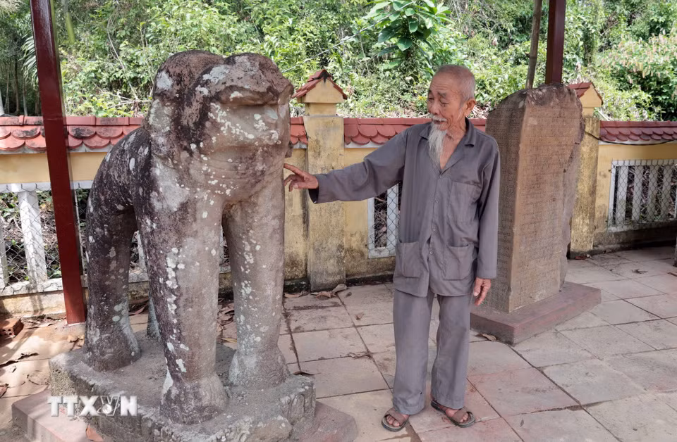 Một tượng linh thú được phỏng đoán là tượng voi có nguồn gốc từ Phật viện Đồng Dương. (Ảnh: Đỗ Trưởng/TTXVN)