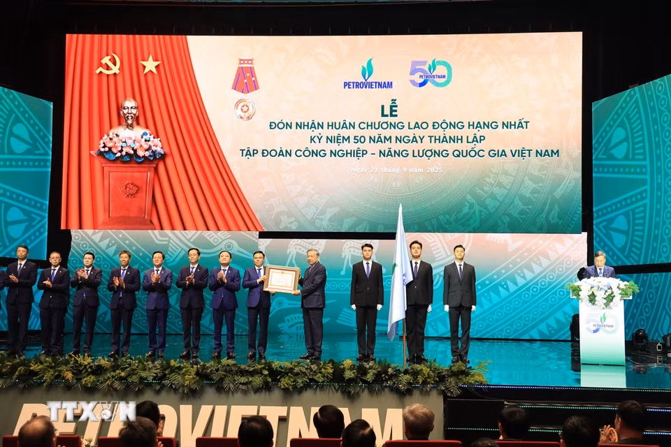 Tổng Bí thư Tô Lâm trao Huân chương lao động hạng Nhất cho Tập đoàn Công nghiệp-Năng lượng Quốc gia Việt Nam. (Ảnh: Quốc Khánh/TTXVN)