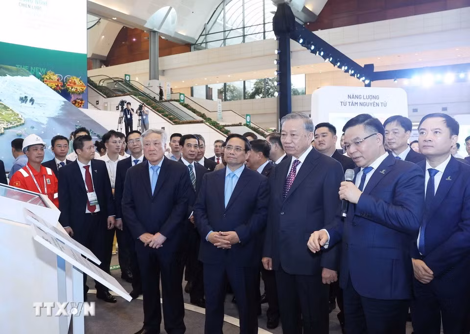 Tổng Bí thư Tô Lâm, Thủ tướng Phạm Minh Chính và các đồng chí lãnh đạo Đảng, Nhà nước tham quan triển lãm thành tựu khoa học công nghệ của Tập đoàn Công nghiệp-Năng lượng Quốc gia Việt Nam. (Ảnh: Thống Nhất/TTXVN)