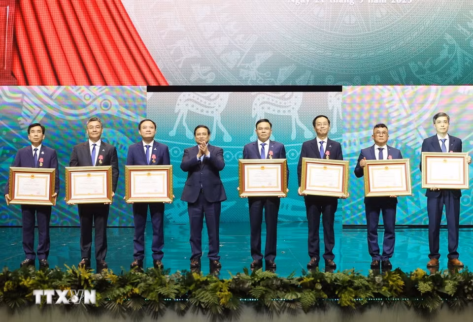 Thủ tướng Phạm Minh Chính trao tặng Huân chương Lao động các hạng Nhất, Nhì, Ba cho các cá nhân. (Ảnh: Thống Nhất/TTXVN)