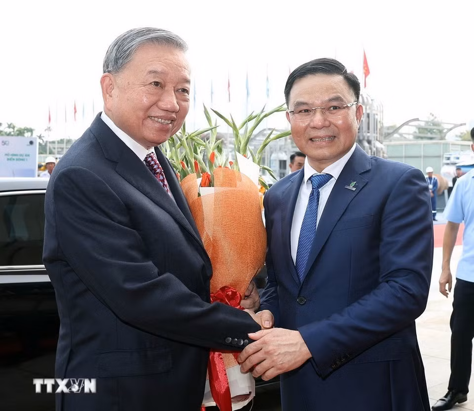 Bí thư Đảng ủy, Chủ tịch Hội đồng thành viên Petrovietnam Lê Mạnh Hùng chào mừng Tổng Bí thư Tô Lâm đến dự Lễ kỷ niệm 50 năm thành lập Tập đoàn công nghiệp-năng lượng Quốc gia Việt Nam. (Ảnh: Thống Nhất/TTXVN)