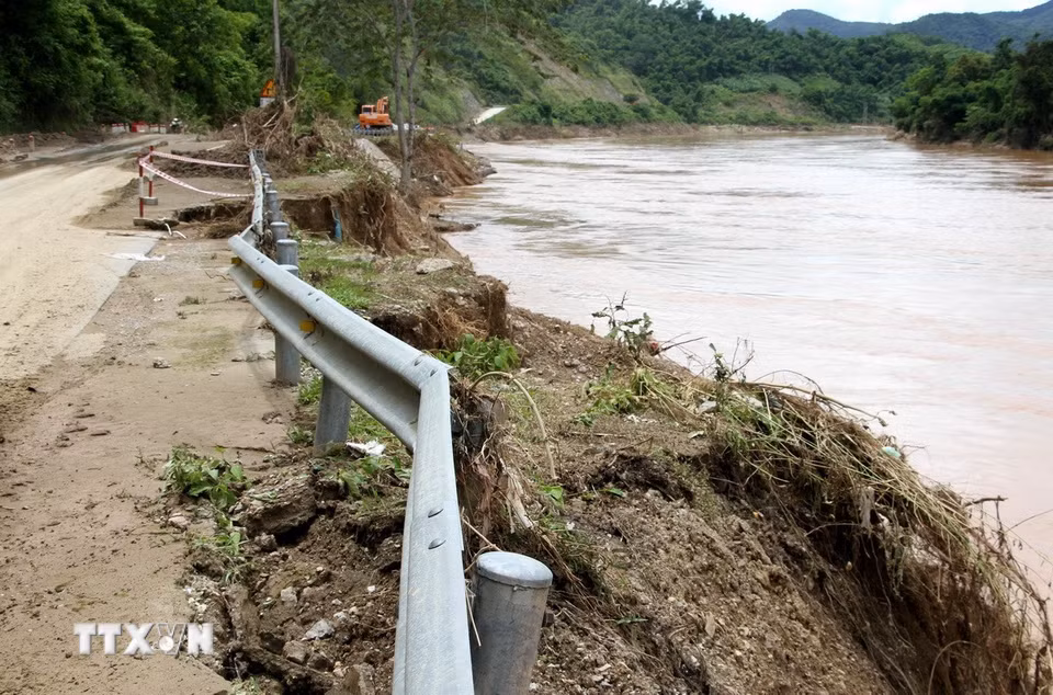 Một điểm sạt lở taluy âm thuộc xã Tương Dương trên Quốc lộ 7. (Ảnh: Văn Tý/TTXVN)