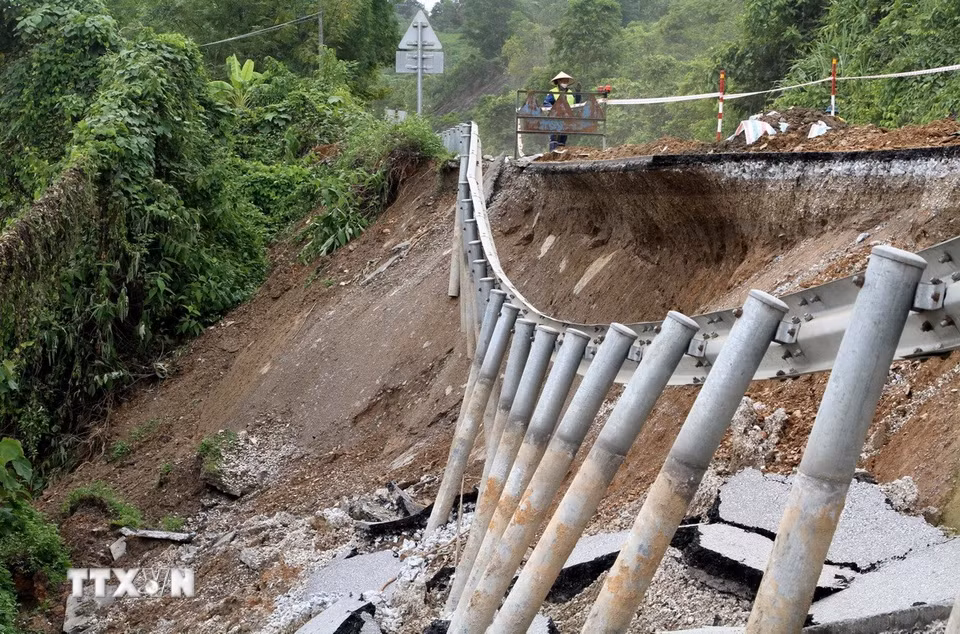 Taluy âm sạt mạnh khiến tuyến đường Quốc lộ 7 hình thành kiểu hàm ếch, tiềm ẩn nhiều nguy hiểm. (Ảnh: Văn Tý/TTXVN)