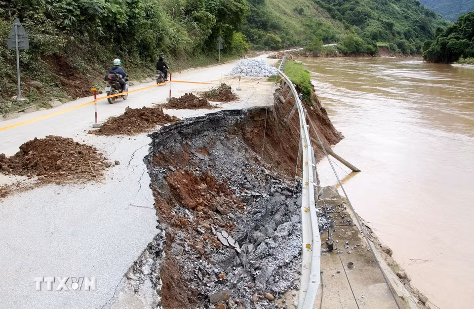 Điểm sạt lở ăn sâu vào tim đường trên Quốc lộ 7, khiến nguy cơ mất đường rất cao. (Ảnh: Văn Tý/TTXVN)