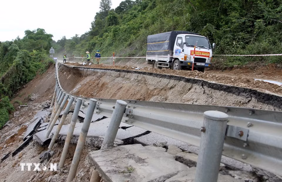 Theo thống kê, toàn tuyến Quốc lộ 7 từ xã Con Cuông đến xã Mường Xén có 26 điểm sạt lở taluy âm. (Ảnh: Văn Tý/TTXVN)