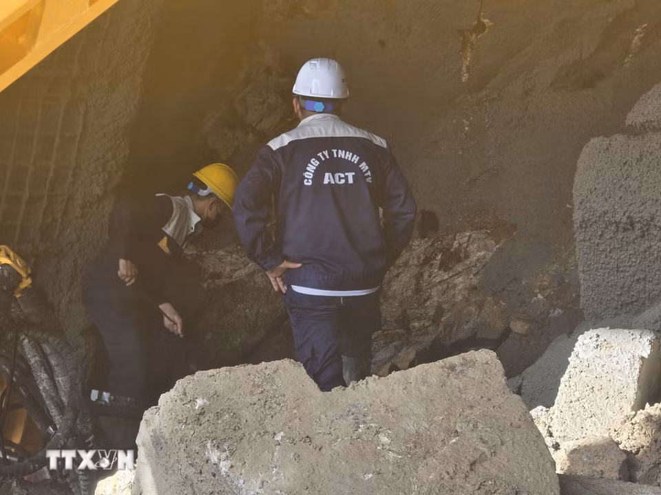Các công nhân tiến hành nhồi thuốc nổ để phá đất đá trong Hầm đường bộ qua đèo Hoàng Liên. (Ảnh: Việt Dũng/TTXVN)