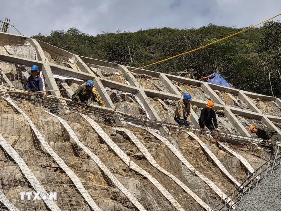 Công nhân gia cố mái taluy vỏ Hầm đường bộ qua đèo Hoàng Liên. (Ảnh: Việt Dũng/ TTXVN)