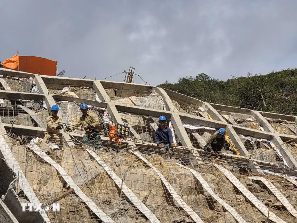 Các công nhân gia cố mái taluy vỏ Hầm đường bộ qua đèo Hoàng Liên. (Ảnh: Việt Dũng/TTXVN)