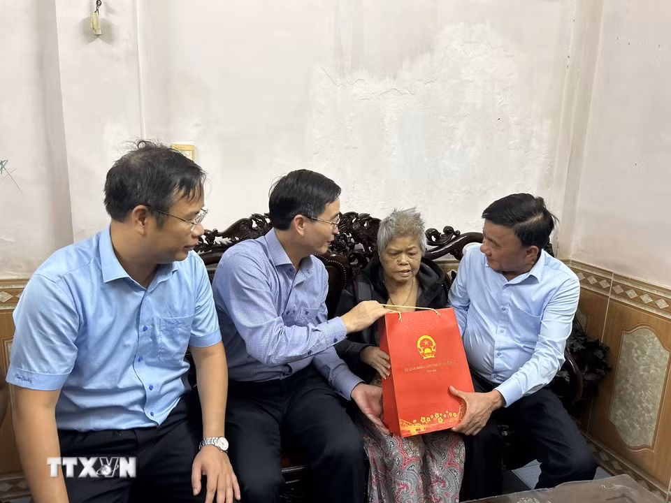 Thường trực Ban Bí thư Trần Cẩm Tú (đầu tiên, phải sang) thăm, tặng quà gia đình chính sách tại thành phố Huế bị ảnh hưởng mưa lũ. (Ảnh: Mai Trang/TTXVN)