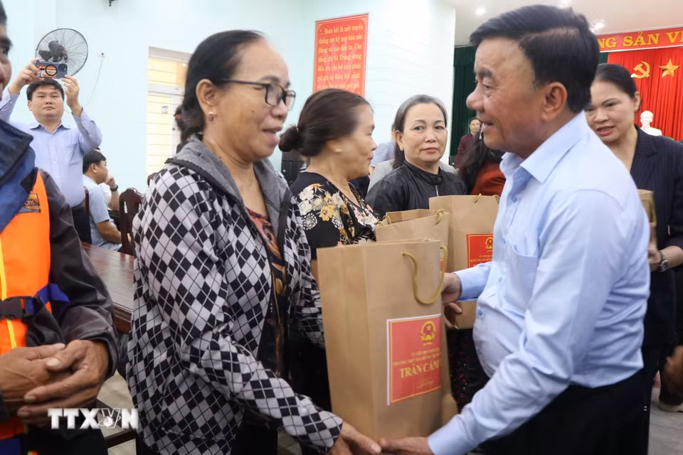 Thường trực Ban Bí thư Trần Cẩm Tú (phải) thăm, tặng quà người dân Huế bị ảnh hưởng mưa lũ. (Ảnh: Mai Trang/ TTXVN)