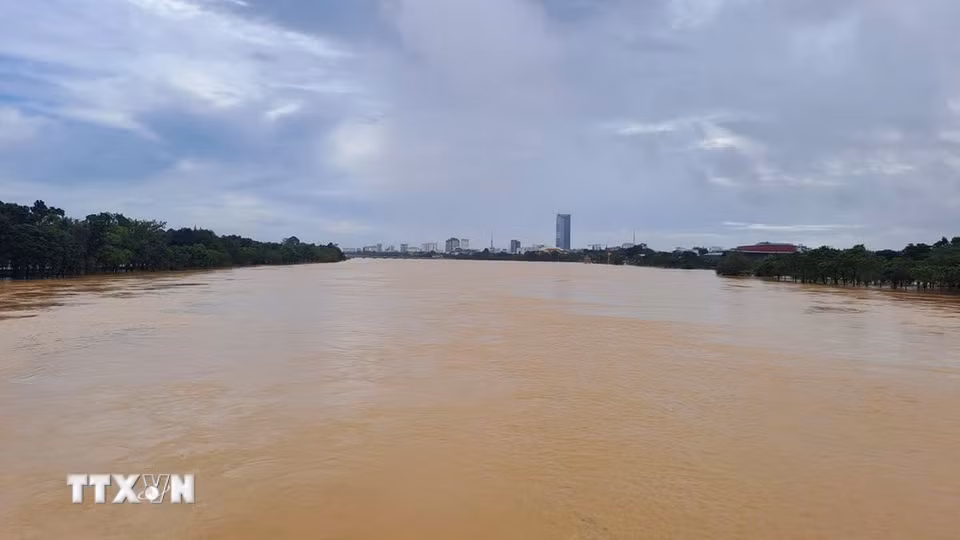 Lũ trên các sông tại Huế đang xuống dần. (Ảnh: Nguyên Lý/TTXVN)