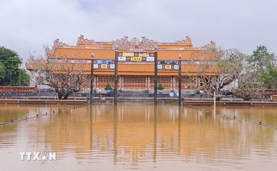 Ngập lụt trước Điện Thái Hòa thuộc Đại Nội Huế, thành phố Huế sáng 30/10. (Ảnh: Nguyên Lý/TTXVN)