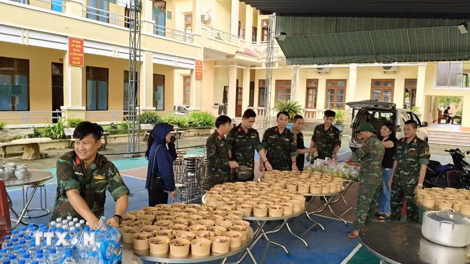 Ban Chỉ huy phòng thủ khu vực 3, xã Trà My, thành phố Đà Nẵng, chuẩn bị những phần cơm gửi đến bệnh nhân đang điều trị tại Trung tâm y tế xã. (Ảnh: TTXVN phát)