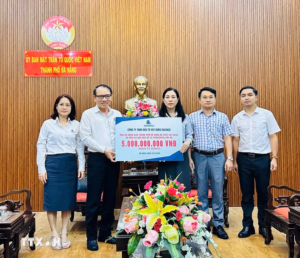 Ủy ban Mặt trận Tổ quốc Việt Nam thành phố Đà Nẵng tiếp nhận ủng hộ 5 tỷ đồng từ doanh nghiệp để hỗ trợ công tác ứng phó, khắc phục hậu quả do mưa lũ gây ra. (Ảnh: Khoa Chương/TTXVN)