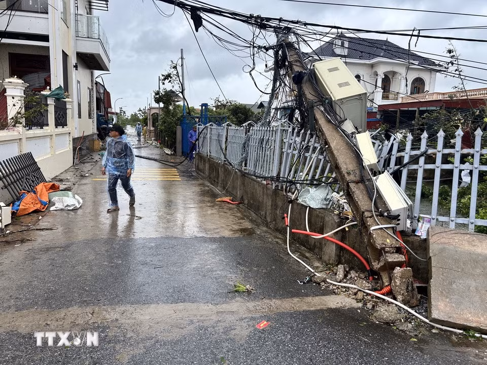 Cột điện tại xã Quỹ Nhất bị đổ. (Ảnh: Công Luật/TTXVN)