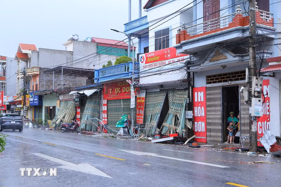Một số nhà của người dân xã Quỹ Nhất bị thiệt hại. (Ảnh: Công Luật/TTXVN)