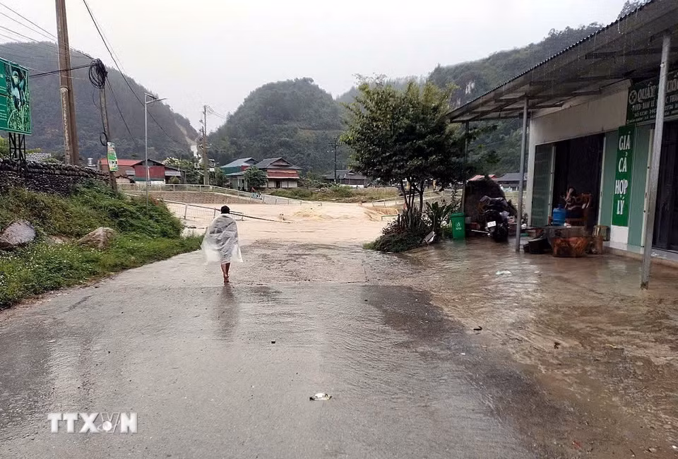 Mưa lớn gây ngập lụt ở một số xã trên địa bàn tỉnh Sơn La. (Ảnh: TTXVN phát)