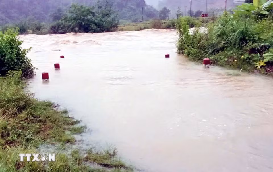 Mưa lớn gây ngập lụt ở một số xã trên địa bàn tỉnh Sơn La. (Ảnh: TTXVN phát)