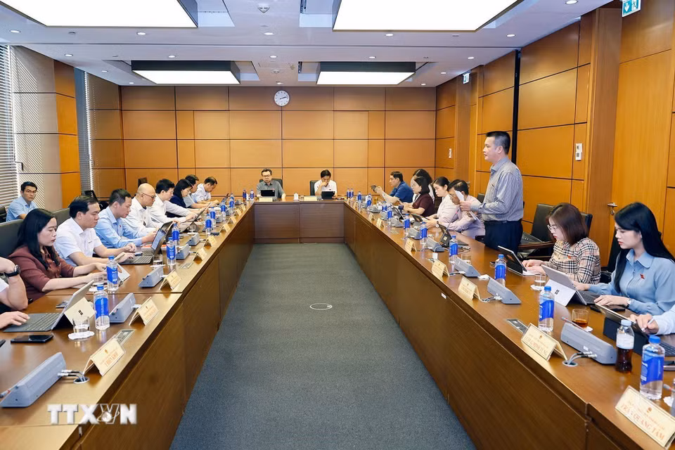 Đoàn đại biểu Quốc hội các tỉnh Đắk Lắk và Tuyên Quang thảo luận ở tổ. (Ảnh: Doãn Tấn/TTXVN)