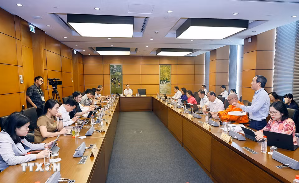 Đoàn đại biểu Quốc hội thành phố Cần Thơ và tỉnh Tuyên Quang thảo luận ở tổ. (Ảnh: Doãn Tấn/TTXVN)