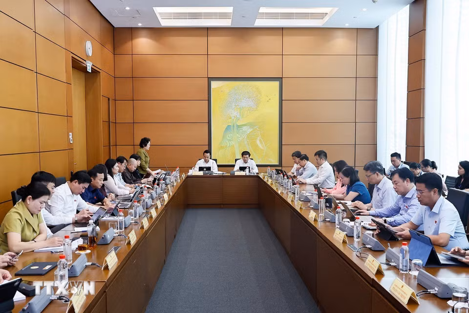 Đoàn đại biểu Quốc hội các tỉnh Quảng Trị, Điện Biên và thành phố Đồng Nai thảo luận ở tổ. (Ảnh: Doãn Tấn/TTXVN)