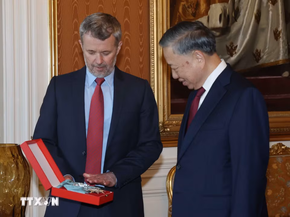 Nhà Vua Frederik X trao tặng Tổng Bí thư, Chủ tịch nước Tô Lâm Huân chương Voi (Order of the Elephant) - huân chương cao quý nhất của Vương quốc Đan Mạch. (Ảnh: Thống Nhất/TTXVN)