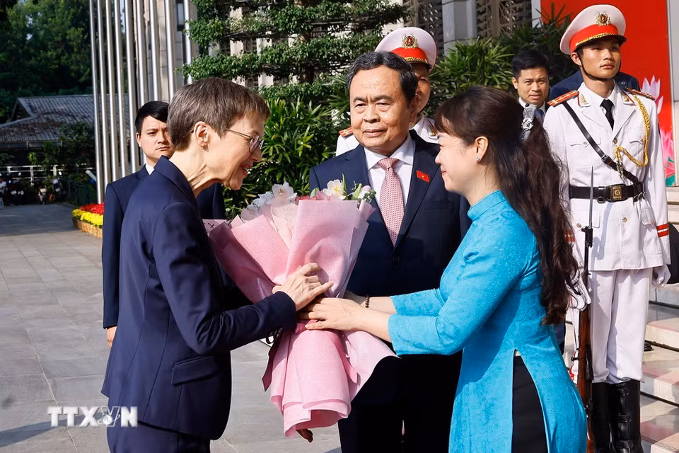 Chủ tịch Quốc hội Trần Thanh Mẫn đón Thủ tướng Công quốc Liechtenstein Brigitte Haas. (Ảnh: Doãn Tấn/TTXVN)
