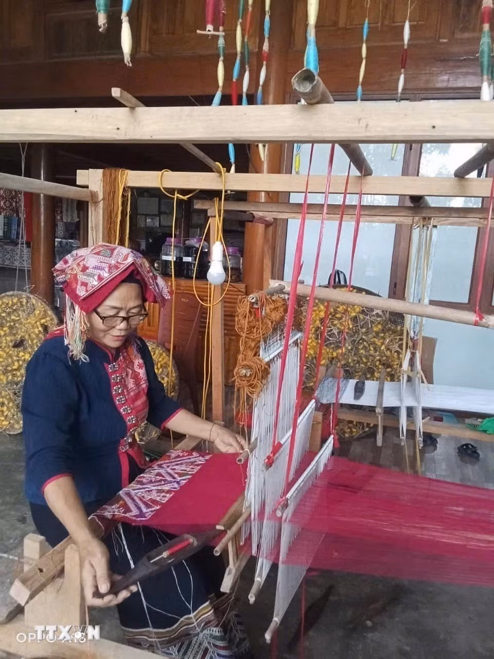 Nghệ nhân ưu tú Sầm Thị Bích, Giám đốc Hợp tác xã Làng nghề thổ cẩm Hoa Tiến, xã Châu Tiến, huyện Quỳ Châu luôn nỗ lực gìn giữ, đánh thức tình yêu nghề trong giới trẻ và phát triển du lịch.( Ảnh: TTXVN phát)