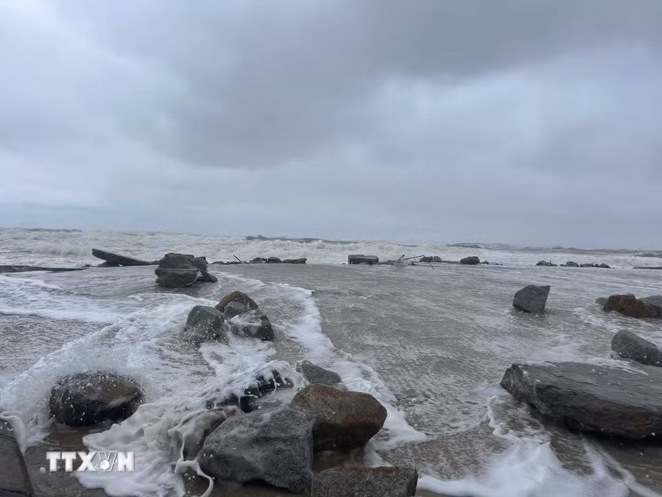 Chiều 22/10/2025, bờ biển thành phố Huế có sóng lớn, dâng cao. (Ảnh: Mai Trang/ TTXVN)