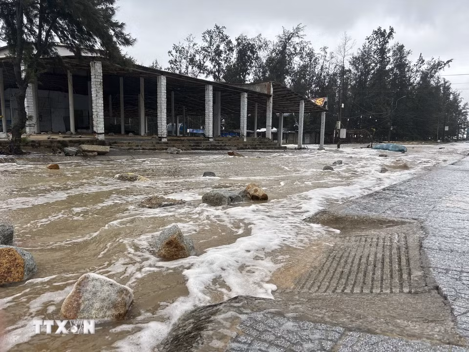 Nước biển tràn vào các tuyến đường khu vực kinh doanh bãi biển Thuận An (Huế). (Ảnh: Mai Trang/TTXVN)