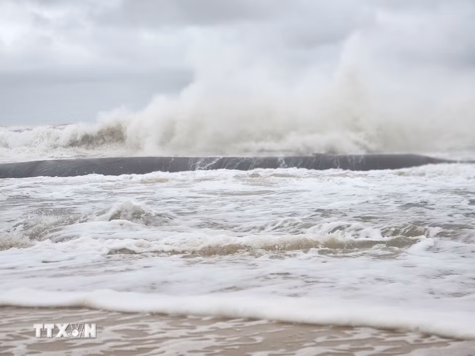 Kè mềm giảm bớt nguy cơ sạt lở do sóng biển đánh vào bờ. (Ảnh: Mai Trang/TTXVN)