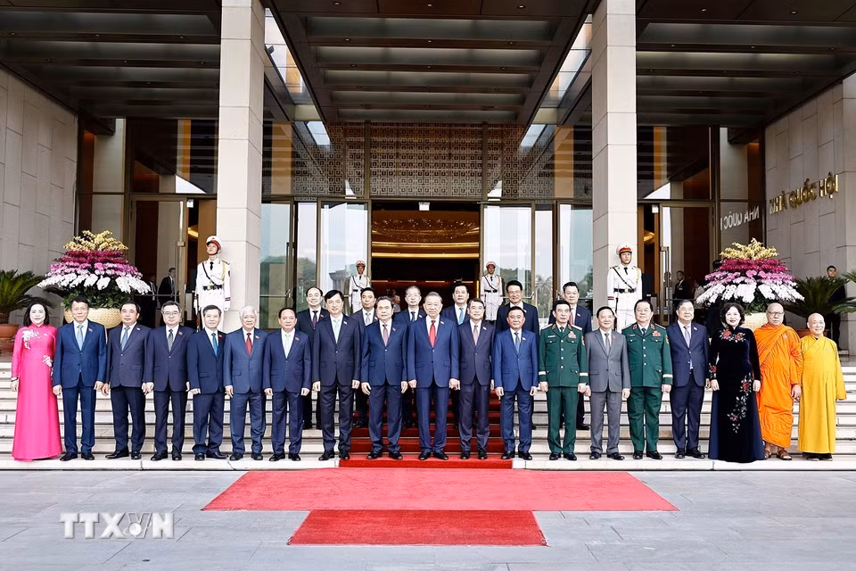 Tổng Bí thư, Chủ tịch nước Tô Lâm và các đồng chí lãnh đạo Đảng, Nhà nước cùng đại biểu Quốc hội chụp ảnh trước giờ khai mạc Kỳ họp thứ 2, Quốc hội khóa XVI. (Ảnh: Doãn Tấn/TTXVN)