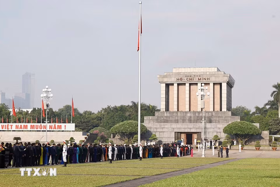 Đại biểu Quốc hội đặt vòng hoa và vào Lăng viếng Chủ tịch Hồ Chí Minh trước khi khai mạc Kỳ họp thứ 2, Quốc hội khóa XVI. (Ảnh: Doãn Tấn/TTXVN)