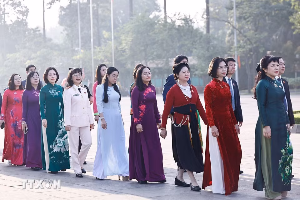 Đại biểu Quốc hội đặt vòng hoa và vào Lăng viếng Chủ tịch Hồ Chí Minh trước khi khai mạc Kỳ họp thứ 2, Quốc hội khóa XVI. (Ảnh: Doãn Tấn/TTXVN) ​