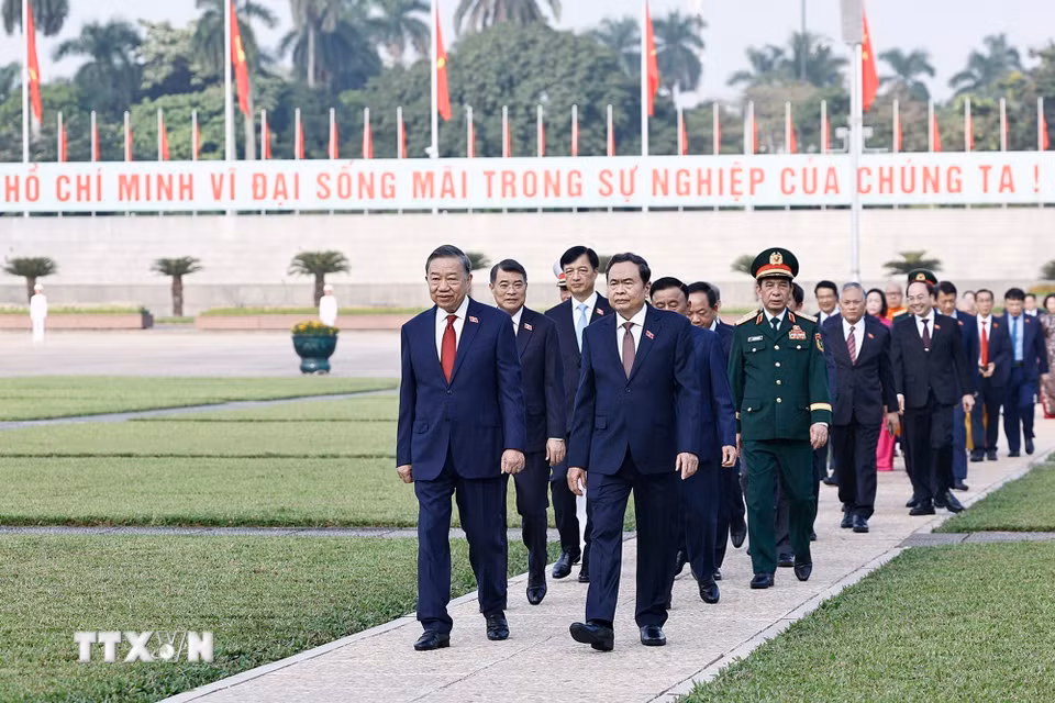 Tổng Bí thư, Chủ tịch nước Tô Lâm và các đồng chí lãnh đạo Đảng, Nhà nước cùng đại biểu Quốc hội vào Lăng viếng Chủ tịch Hồ Chí Minh trước khi khai mạc Kỳ họp thứ 2, Quốc hội khóa XVI. (Ảnh: Doãn Tấn/TTXVN)