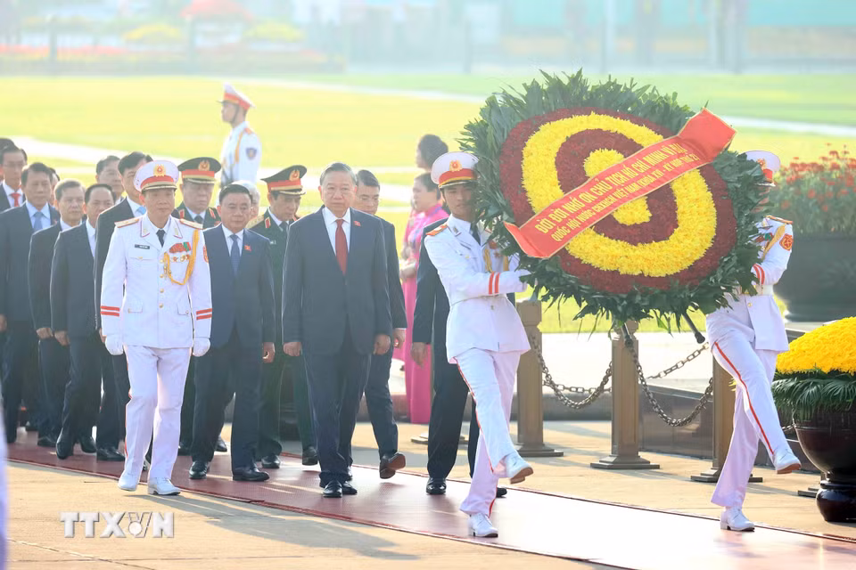 Tổng Bí thư, Chủ tịch nước Tô Lâm và các đồng chí lãnh đạo Đảng, Nhà nước cùng đại biểu Quốc hội vào Lăng viếng Chủ tịch Hồ Chí Minh trước khi khai mạc Kỳ họp thứ 2, Quốc hội khóa XVI. (Ảnh: An Đăng/TTXVN)