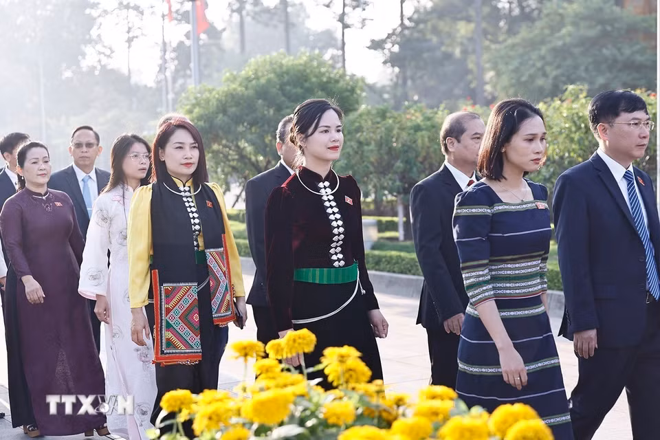 Đại biểu Quốc hội đặt vòng hoa và vào Lăng viếng Chủ tịch Hồ Chí Minh trước khi khai mạc Kỳ họp thứ 2, Quốc hội khóa XVI. (Ảnh: Doãn Tấn/TTXVN)