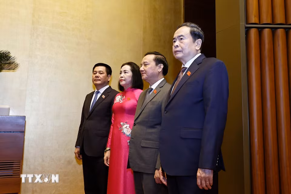 Chủ tịch Quốc hội Trần Thanh Mẫn và các Phó Chủ tịch Quốc hội thực hiện nghi thức chào cờ. (Ảnh: Doãn Tấn/TTXVN)