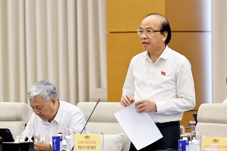 Chủ nhiệm Ủy ban Pháp luật và Tư pháp của Quốc hội Phan Chí Hiếu trình bày tóm tắt báo cáo thẩm tra sơ bộ, đề xuất các vấn đề cần Quốc hội tập trung thảo luận. (Ảnh: Doãn Tấn/TTXVN)