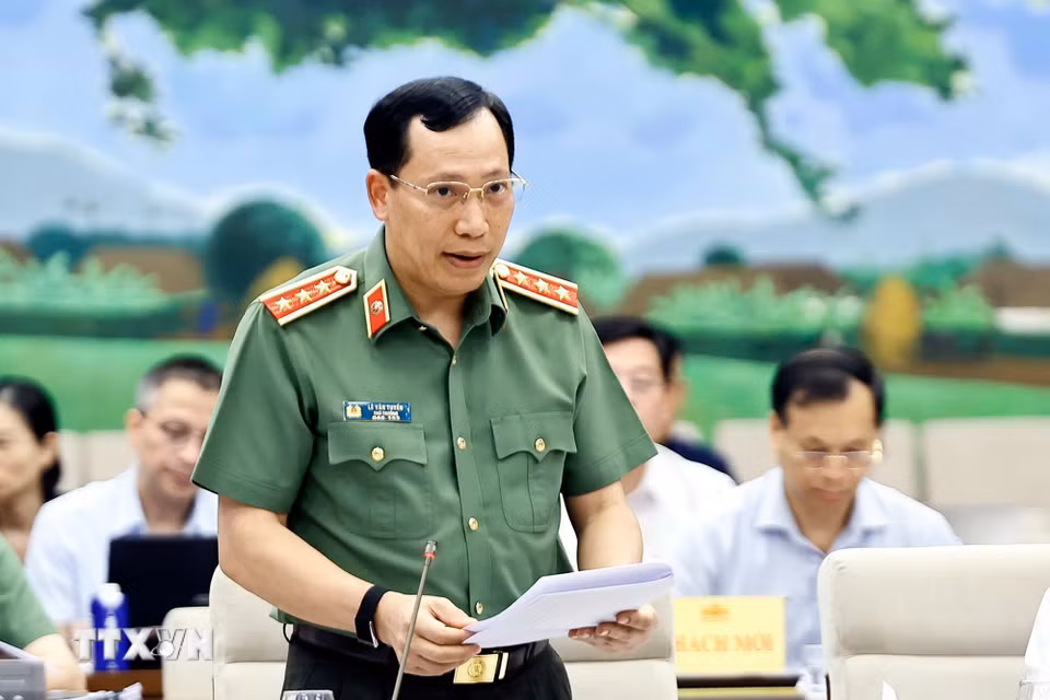 Thượng tướng Lê Văn Tuyến, Thứ trưởng Bộ Công an thuyết trình về nội dung cơ bản của dự thảo. (Ảnh: Doãn Tấn/TTXVN)