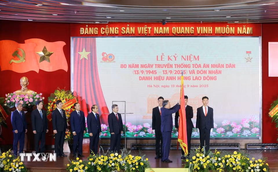 Tổng Bí thư Tô Lâm trao tặng Danh hiệu Anh hùng Lao động cho Tòa án Nhân dân tối cao. (Ảnh: Phạm Kiên/ TTXVN)