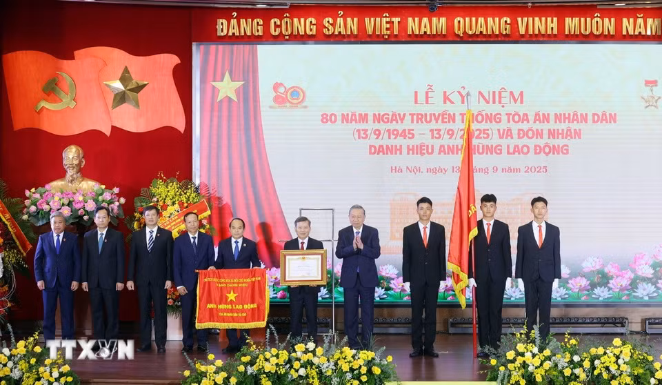 Tổng Bí thư Tô Lâm trao tặng Danh hiệu Anh hùng Lao động cho Tòa án Nhân dân tối cao. (Ảnh: Phạm Kiên/ TTXVN)