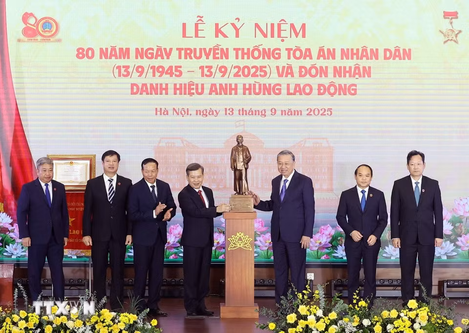 Tổng Bí thư Tô Lâm tặng bức tượng Chủ tịch Hồ Chí Minh cho Tòa án Nhân dân Tối cao. (Ảnh: Thống Nhất/TTXVN)