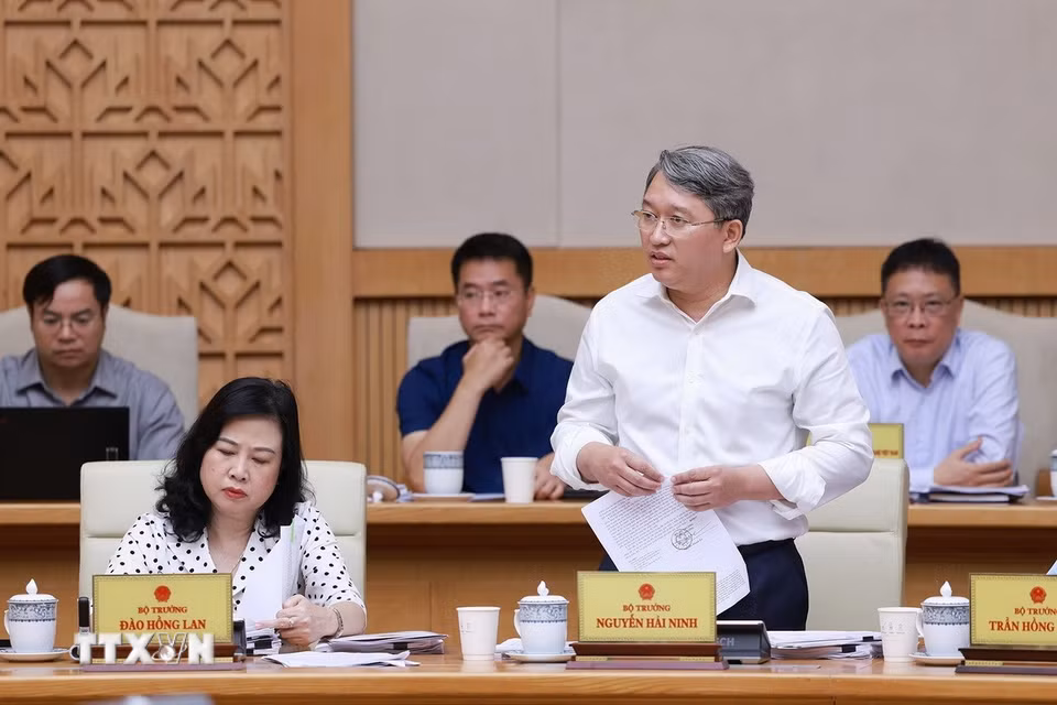 Bộ trưởng Bộ Tư pháp Nguyễn Hải Ninh trình bày báo cáo tiếp thu ý kiến thẩm định về Dự án Luật. (Ảnh: Dương Giang/TTXVN)