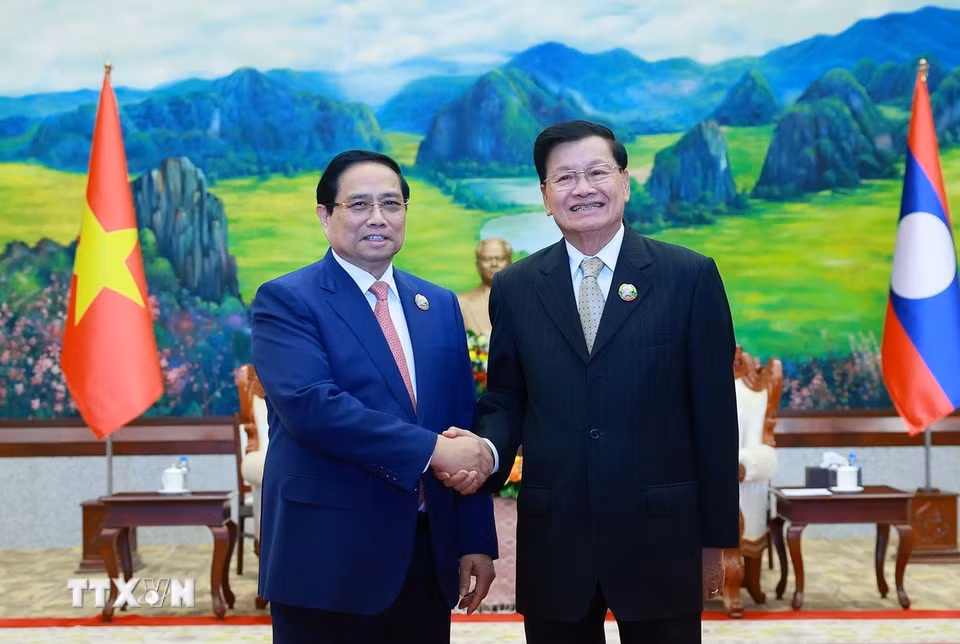 Thủ tướng Phạm Minh Chính hội kiến Tổng Bí thư, Chủ tịch nước Lào Thongloun Sisoulith. (Ảnh: Dương Giang/TTXVN)