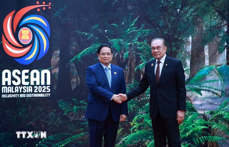 Thủ tướng Malaysia Anwar Ibrahim, Chủ tịch ASEAN 2025 đón Thủ tướng Phạm Minh Chính tham dự Hội nghị Cấp cao ASEAN lần thứ 47 và các Hội nghị Cấp cao liên quan. (Ảnh: Dương Giang/TTXVN)