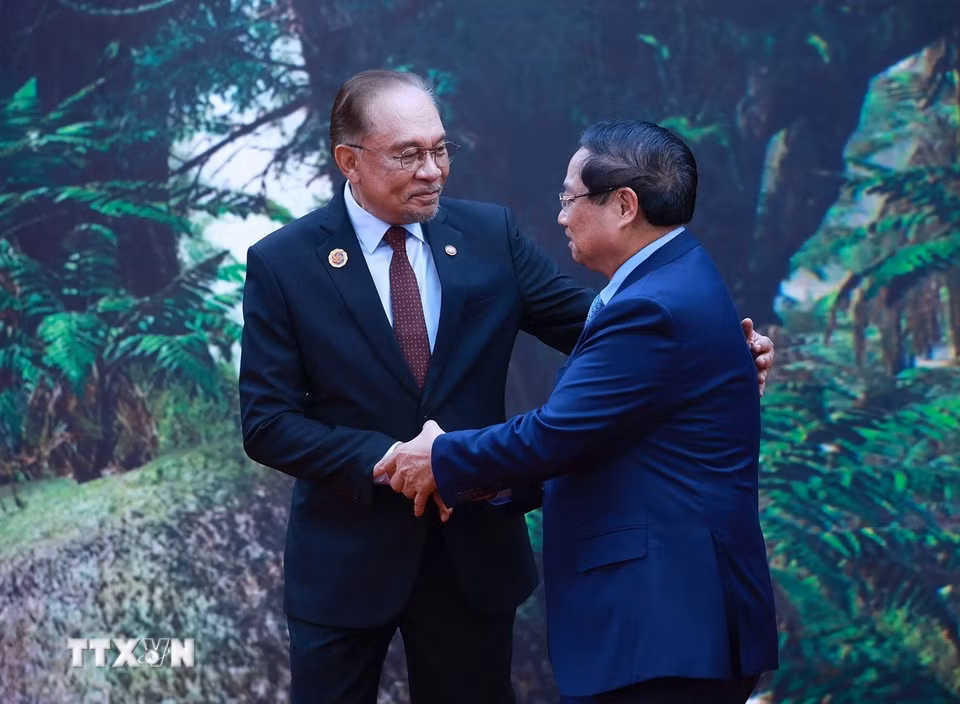 Thủ tướng Malaysia Anwar Ibrahim, Chủ tịch ASEAN 2025 đón Thủ tướng Phạm Minh Chính tham dự Hội nghị Cấp cao ASEAN lần thứ 47 và các Hội nghị Cấp cao liên quan. (Ảnh: Dương Giang/TTXVN)