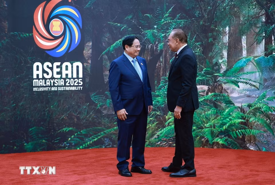 Thủ tướng Malaysia Anwar Ibrahim, Chủ tịch ASEAN 2025 đón Thủ tướng Phạm Minh Chính tham dự Hội nghị Cấp cao ASEAN lần thứ 47 và các Hội nghị Cấp cao liên quan. (Ảnh: Dương Giang/TTXVN)